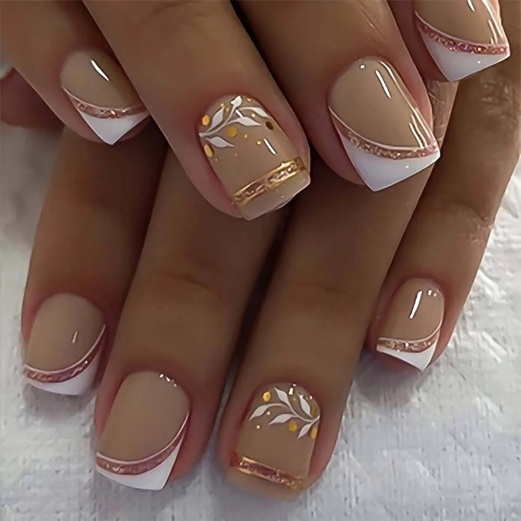 Faux Ongles Courts Carrés – Fleurs Blanches Dorées & Style French Élégant