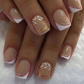 Faux Ongles Courts Carrés – Fleurs Blanches Dorées & Style French Élégant