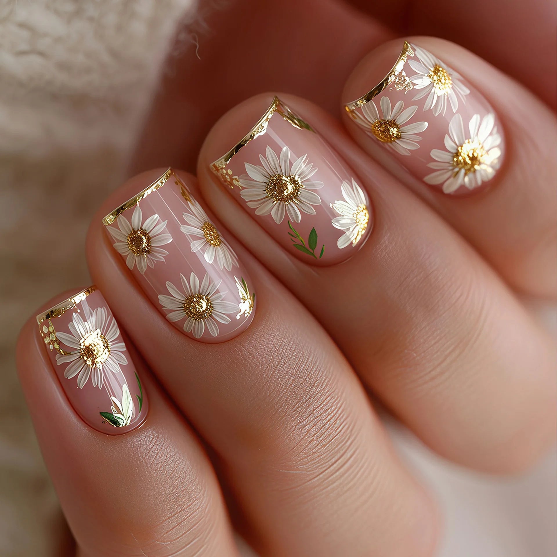 Faux Ongles Courts Carrés – Fleurs Blanches Dorées & Style French Élégant