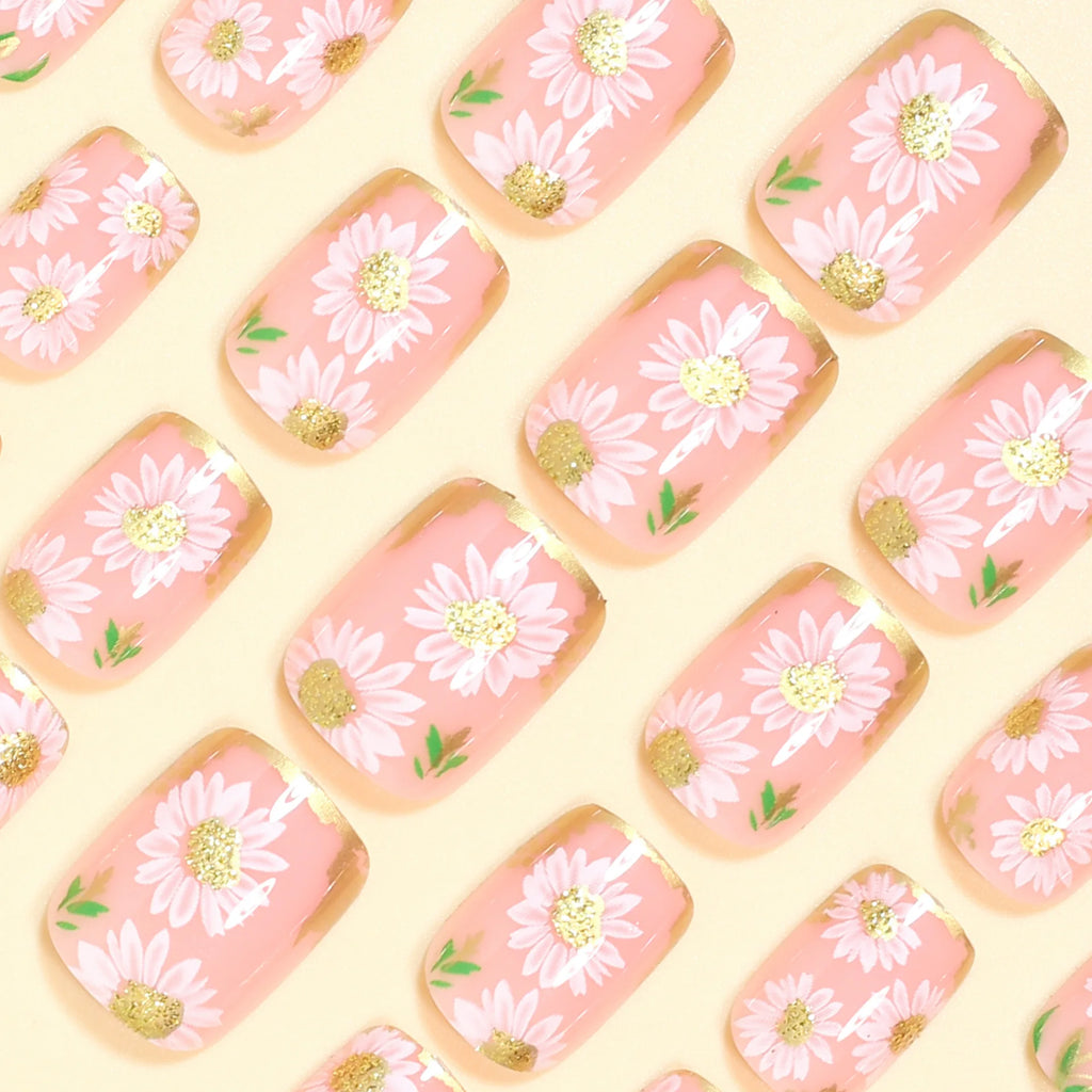Faux Ongles Courts Carrés – Fleurs Blanches Dorées & Style French Élégant