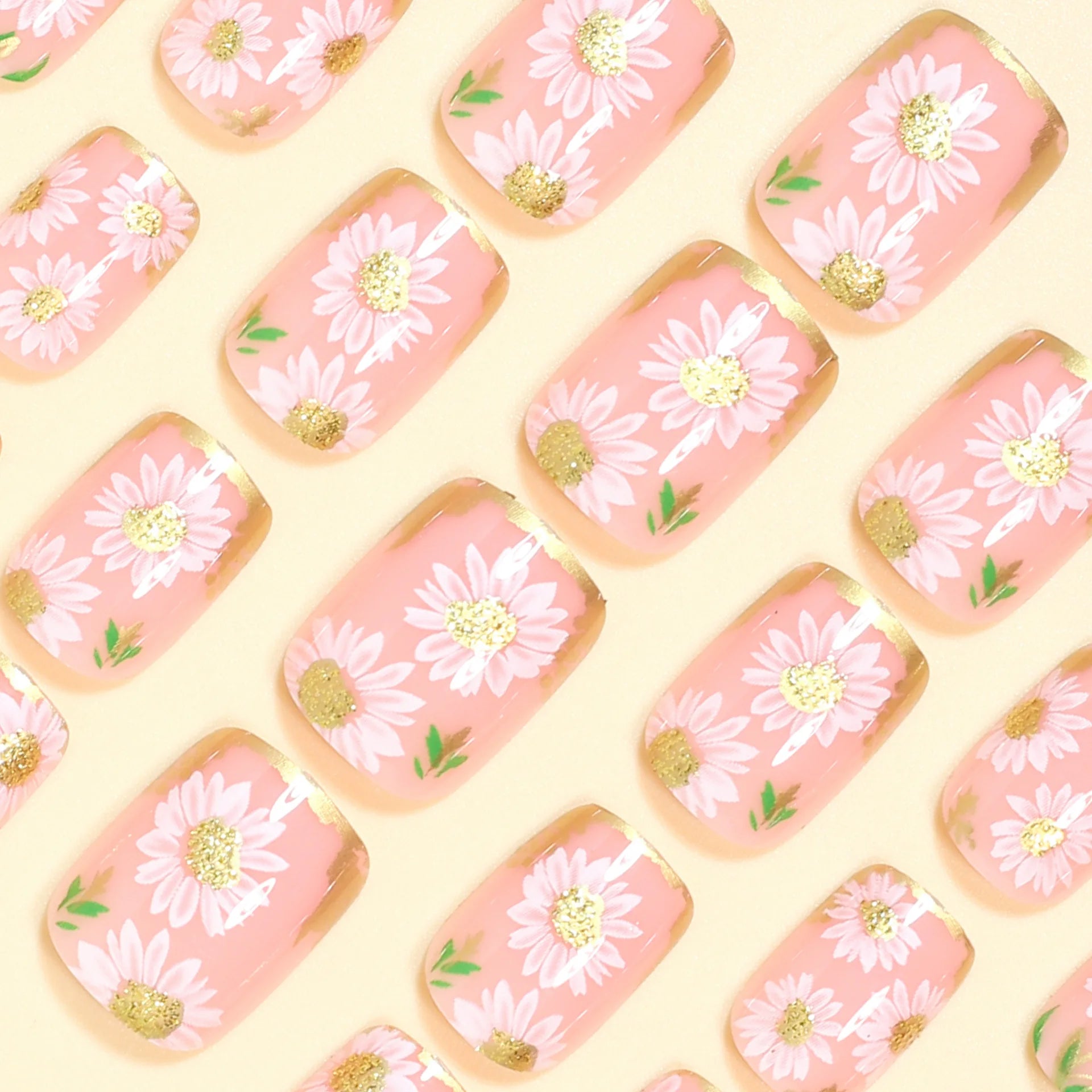 Faux Ongles Courts Carrés – Fleurs Blanches Dorées & Style French Élégant