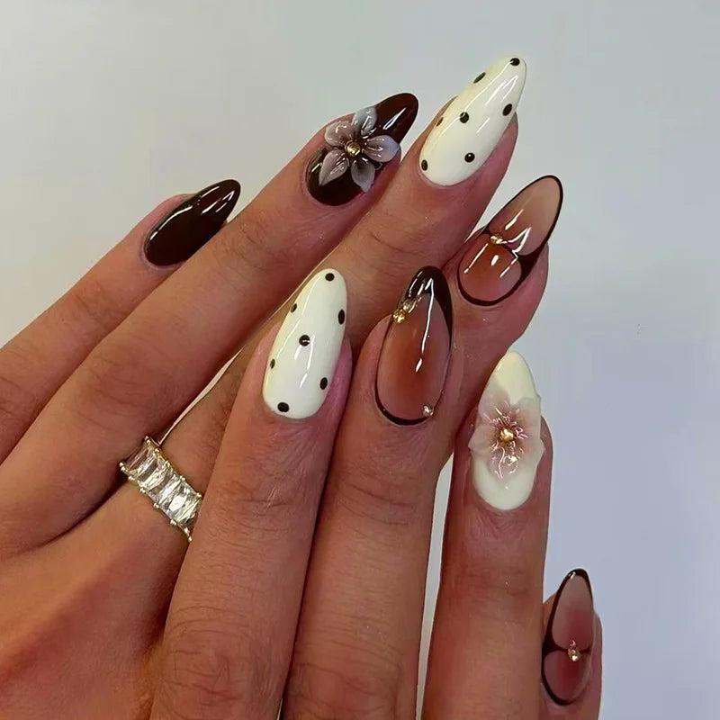24 pièces – Faux ongles en forme d’amande prêts à poser, réutilisables, avec design floral rose doux, longue durée, décor coquillage et perles, capsules de faux ongles.