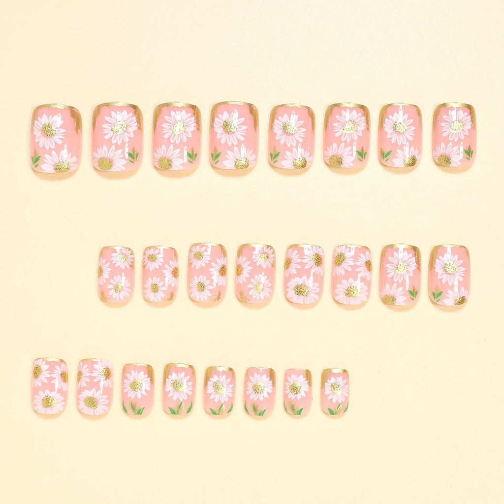 Faux Ongles Courts Carrés – Fleurs Blanches Dorées & Style French Élégant