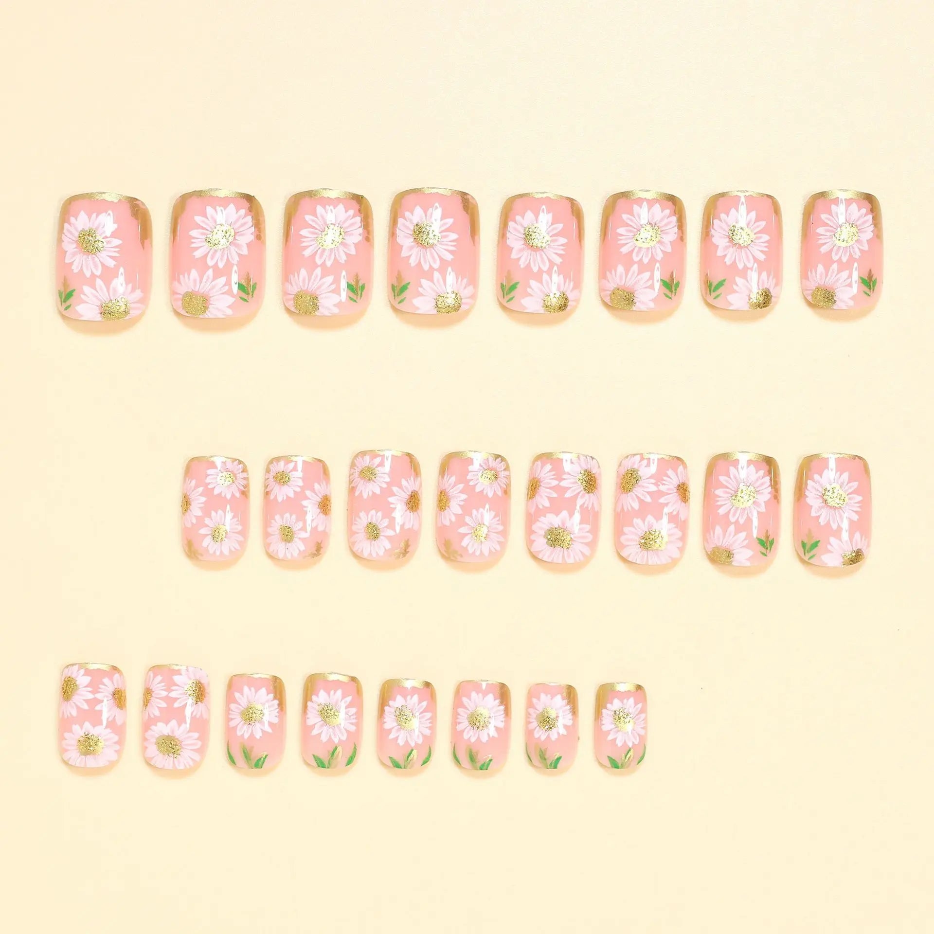 Faux Ongles Courts Carrés – Fleurs Blanches Dorées & Style French Élégant