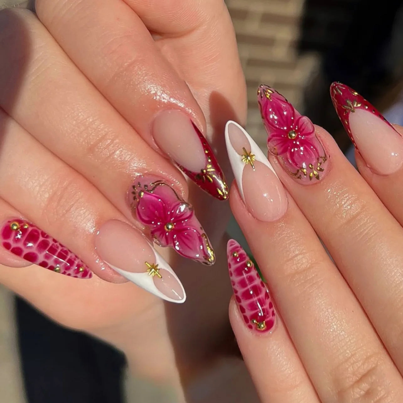 24 pièces – Faux ongles en forme d’amande prêts à poser, réutilisables, avec design floral rose doux, longue durée, décor coquillage et perles, capsules de faux ongles.