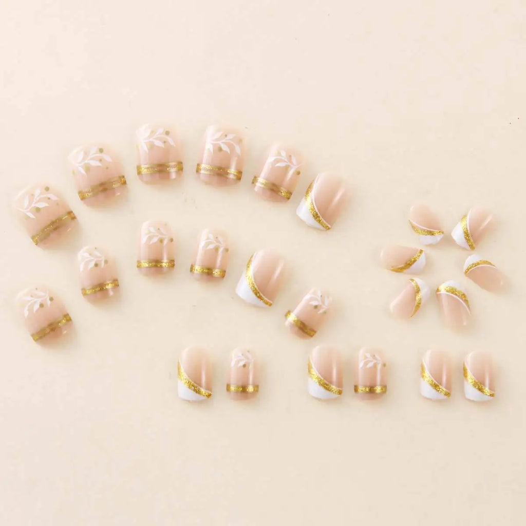 Faux Ongles Courts Carrés – Fleurs Blanches Dorées & Style French Élégant