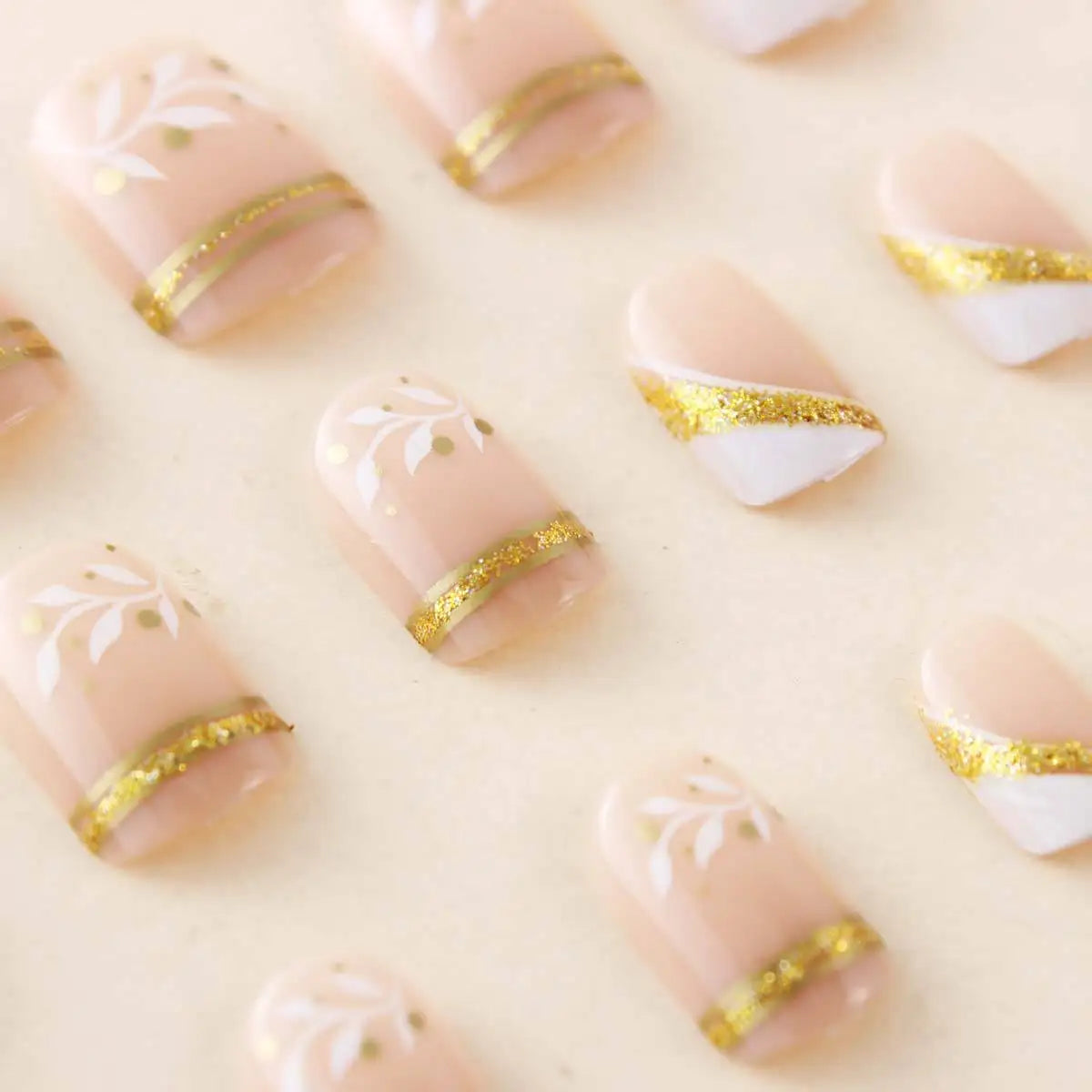 Faux Ongles Courts Carrés – Fleurs Blanches Dorées & Style French Élégant